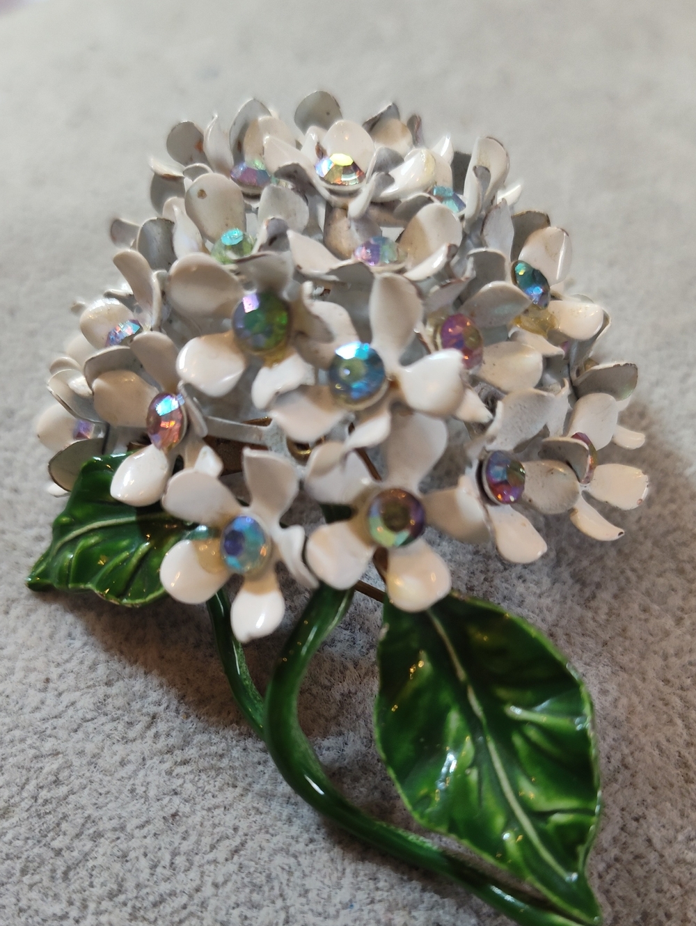 1950s Dome White Cold Enamel Hydrangea Brooch with Aurora Rhinestones 3.5" - Picture 3 of 3